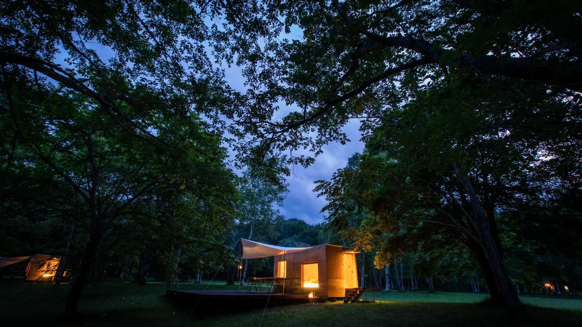 ** Tente de luxe Hotel Snow Peak Jyubako（Akaigawa Tomo Playpark） Japon