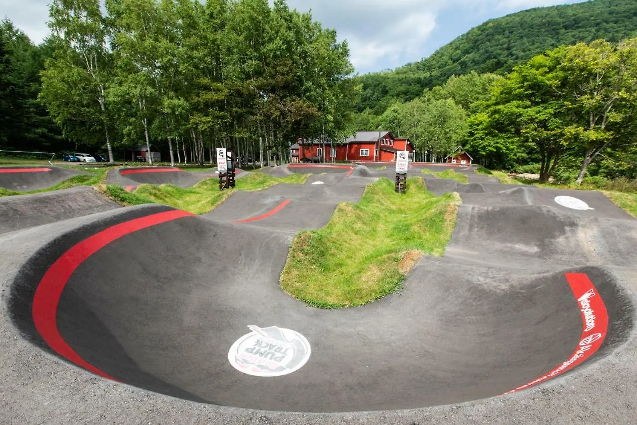 ** Tente de luxe Hotel Snow Peak Jyubako（Akaigawa Tomo Playpark） Japon